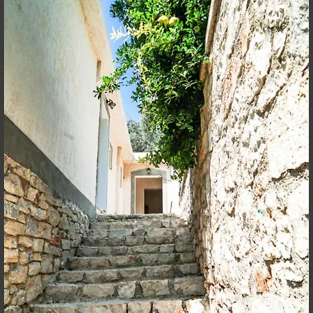 Amantius Himare منزل للإقامة